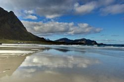 Lofoten riflessi sulla spiaggia di Ramberg - la ...