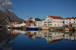 Rifessi a Henningsvaer, Lofoten -  una delle ...