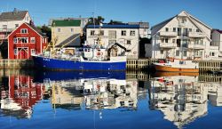 Il porto di Henningsvaer isole Lofoten - Le acque ...