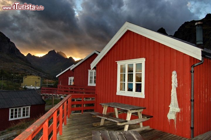 Rorbuer  le palafitte in legno delle Lofoten - Le vecchie case su palafitta dei pescatori, si stanno trasformando in strutture turistiche spettacolari, grazie alla loro vicinanza al mare, e ai loro cladi interni caratterizzati dal largo uso di legno.