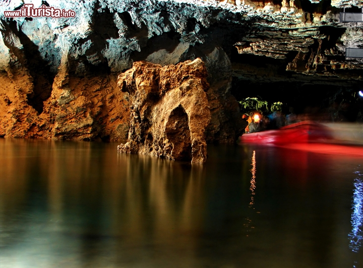 Ali-Sadr Cave, Iran - Deve averne viste di ogni l’iraniana Ali-Sadr Cave, considerando che ha compiuto 70 milioni di anni. Una lunga vita in cui è riuscita a collezionare tantissimi laghi, ampi e profondi, tra i quali si snoda un fiume navigabile. Recentemente sono stati scoperti altri 11 km di canali, alcuni dei quali conducono a una zona emersa soprannominata “Island”, “isola”. Lungo le pareti della grotta, alta 40 metri, si vedono antiche iscrizioni rupestri: animali feroci e scene di caccia scorrono sotto gli occhi dei visitatori, che scivolano lungo il fiume con una sorta di pedalò. Foto cortesia: www.letsgoiran.com