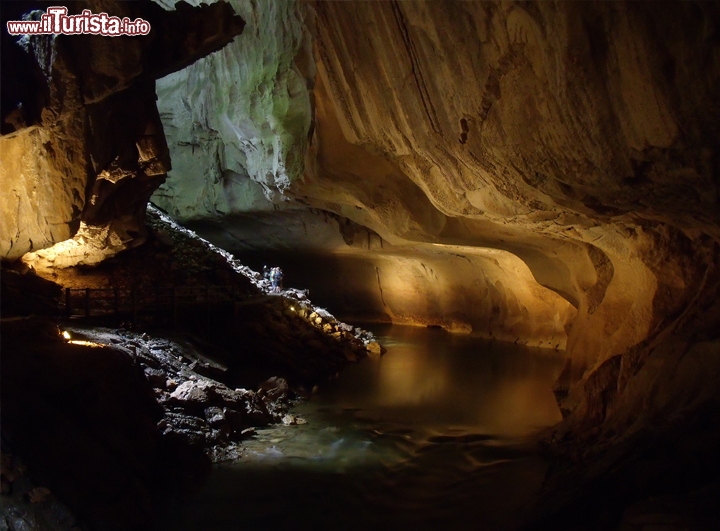 Clearwater Cave, Malesia - Se avete sempre sognato una nuotata in acque cristalline, in un paradiso incontaminato, non potrete resistere al richiamo della Clear Water Cave. Si trova in Malesia nel Parco Nazionale di Mulu, immersa tra i verdi intensi della foresta pluviale del Borneo, e fa parte del complesso di grotte naturali Deer Caves. Vi basterà seguire il corso del fiume sotterraneo: raggiungerete questa conca di acqua fresca e limpidissima, incorniciata da formazioni rocciose che è difficile attribuire al caso ma sembrano scolpite a regola d’arte. Foto cortesia: AlisonY