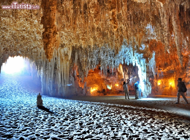 Djara Cave Deserto del Sahara, Egitto - Questo è un raro e magnifico esempio di grotta fossile, cioè non più attiva da almeno 5.000 anni. D'altra parte si trova nel deserto del Sahara ed in particolare nel deserto occidentale dell'Egitto. Si chiama Djara Cave ed era stata abitata fino al neolitico, come testimoniano alcuni graffiti presenti nelle sue pareti. Fu scoperta nell'800 da un esploratore Svizzero, ma poi dimenticata, e ritrovata solo negli anni'80. La grotta si apre come un buco nel terreno in un vasto e arido altopiano, vicino alla grande duna di Abu Muharriq, ma una volta dentro si apre una caverna come una cattedrale, ricca di concrezioni e stalattiti. Pensate che la grotta è in realtà grande il doppio: il pavimento è ricoperto da circa 6 metri di sabbie. un luogo magico, in un contesto unico ed irripetibile.