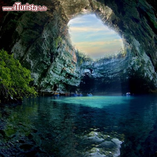 Grotta Melissani, Cefalonia, Grecia - E' così bella che gli antichi greci credavano fosse la residenza delle Ninfe, le belle figlie di Giove o Urano. Si trova sulla costa est di Cefalonia, ad oriente delle montagna di Agia Dynati, che con i suoi 1.131 metri è una delle tre vette più alte delle Isole Ioniche della Grecia. Questo luogo magnifico, conosciuto nell'antichità, era andato perduto, e fu solo nel 1951 che la grotta fu riscoperta, dal greco Giannis Petrocheilos. E' accessible solamente con la barca, dista circa 500 metri dal mare,  e il suo lago interno, a forma di B, viene illuminato da una grande finestra, dovuta al crollo della volta. A mezzogiorno l'effetto dovuto al riflesso dellle acque del lago, è straordinario. La presenza di vegetazione, con addirittura alberi, al bordo del lago, le fornisce lo stesso fascino dei Cenotes dello Yucatan.