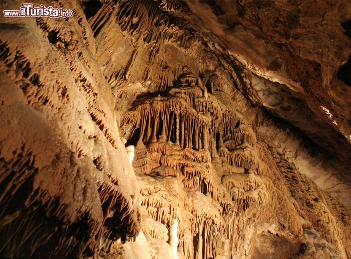 Dargilan, Francia - Colori eccezionali e un panorama mozzafiato sono le promesse della grotta di Dargilan, in Francia, presso Meyrueis nella regione della Linguadoca-Rossiglione. Soprannominata “Grotte Rose” per la bella colorazione naturale, affascina per la sua luce fiabesca, la varietà delle formazioni calcaree e le dimensioni impressionanti. Fu scoperta nel 1888 da Edouard Alfred Martel e esplorata nel 1890, diventando la prima grotta francese aperta al pubblico, e ancora oggi è visitabile in un’ora di tempo dalla primavera all’autunno. La gita culmina con l’uscita inaspettata su una cornice rocciosa, da cui si gode di una vista splendida e vertiginosa sulle Golde della Jonte. Foto cortesia: Philippe Schmucker