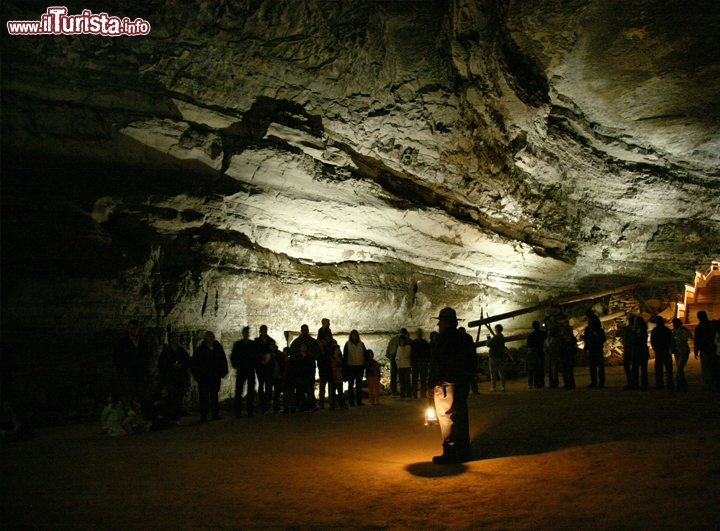 Mammoth Cave, USA - Una galleria calcarea senza fine: ecco a cosa assomiglia la Mammoth Cave, situata nel Mammoth Cave National Park del Kentucky. Ha iniziato a formarsi 100 milioni di anni fa, ma il processo geologico è ancora in corso… come se ce ne fosse bisogno! Questo articolato sistema di grotte è già il più lungo del mondo, con i suoi dignitosissimi 630 km scavati dal Green River e dai suoi affluenti, e si è meritato a pieno titolo l’ingresso tra i siti Patrimonio dell’Umanità dell’UNESCO.