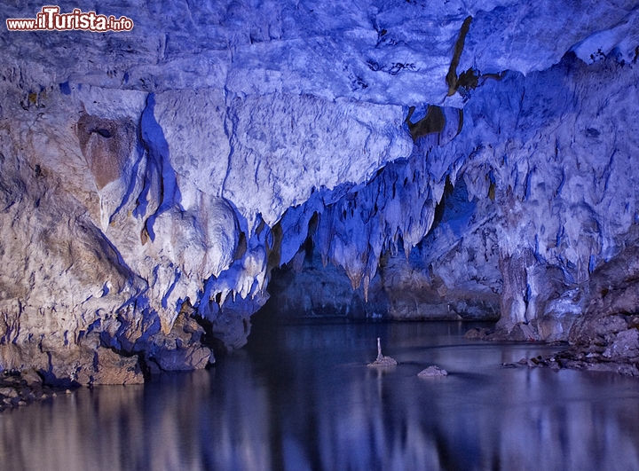Grotte dell'Angelo, Pertosa, Italia - La ciliegina sulla torta sono le Grotte dell’Angelo di Pertosa, in provincia di Salerno, incastonate nel Parco Nazionale del Cilento e Vallo di Diano. Per esplorarle in barca bastano quaranta minuti, ma sono sufficienti per immaginare gli antichi greci e romani intenti a celebrare qualche cerimonia sacra al loro interno, o per ammirare le forme bizzarre della roccia e riconoscere qualche figura misteriosa. Cunicoli, ampie grotte, gallerie e stalattiti si rincorrono e si modificano lentamente da 35 milioni di anni, creando uno scenario irreale ma accogliente, drammatico e rassicurante allo stesso tempo. Foto cortesia: Fotoni