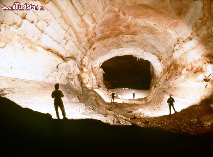 Phong Nha Cave, Vietnam - I fiumi sotterranei sono moltissimi nel complesso di grotte della Phong Nha Cave, in Vietnam, dichiarata Patrimonio dell’Umanità dall’UNESCO. Pezzo forte del Phong Nha-Ke Bang National Park, il sistema di grotte si estende per quasi 7730 metri e ha in sé qualcosa di sacro: una collana di 14 cavità spettacolari sopra un dedalo di fiumi nascosti, che serpeggiano sotto i piedi degli esploratori, si incontrano nel Giahn River e corrono fino al mare. Foto cortesia: www.vietnameasytravel.com