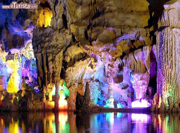 Reed Flute Cave, Cina - Non sarà la più antica o la più grande, ma la Reed Flute Cave è custode di un mondo incantato, fatto di colori, illuminazioni artificali e scenari unici. Situata nel nord-ovest della Cina, la grotta è lunga soltanto 240 metri: poca cosa se paragonata a certe strutture titaniche, che fanno sentire gli ospiti dei microbi indifesi. Ma qui, nel cosiddetto “Palace of the Natural Arts” (palazzo delle arti della natura), l’ambiente spettacolare fa dimenticare ogni proporzione. Colonne di pietra, stalattiti, stalagmiti, piante e uccelli sono perfetti per stimolare la fantasia, e sarebbero l’ambientazione ideale per una favola. Per ora è già nata una leggenda: le canne che crescono all’imboccatura della grotta saprebbero emettere una musica celestiale, e potrebbero essere suonate come flauti. Da qui il nome Reed Flute, che significa “flauto di canna”.