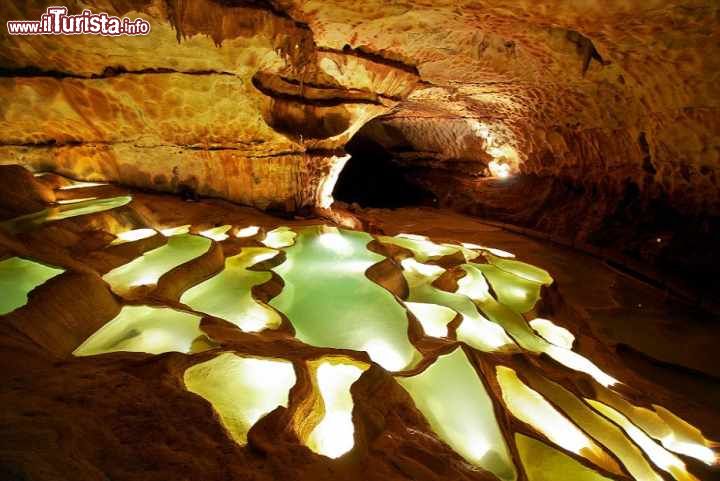 La Grotte di St Marcel d'Ardeche in Francia - Scoperte casualmente nel 1836, durante una battuta di caccia, queste grotte sono di una bellezza quasi mistica. Le pozze d'acqua che vedete sono state create dalla crescita di concrezioni di carbonato di calcio, che hanno formato una serie di piccoli bacini a cascata, un pò tipo quello che succede, più a grande scala a Pamukkale in Turchia ed a Yellowstone negli USA. Le grotte sono raggiungibili nella località di Saint-Remèze nel sud della Francia e possono essere visitate pagando un biglietto di ingresso di 10 euro per gli adulti, 7 euro per i bambini. Per la loro spettacolarità sono state utilizzate come location di due film in Francia  - ©  Getfunky Paris / Wikimedia Commons