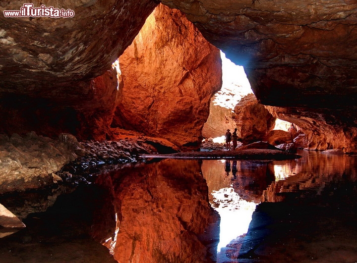 Tunnel Creek, Australia -  Il fiume sotterraneo del Kimberly si può visitare liberamente, muniti di torcia e facendo attenzione a non scivolare sulle rocce. Si tratta di una antica barriera corallina, del periodo Devoniano, che è stata perforata dalle acque di un torrente del Kimberley, la regione compresa tra Darwin e Broome, nel nord dell'Australia. Durante la stagione delle piogge la visita è sconsigliata, il livello delle aque cresce e diventa pericoloso per eventuali piene improvvise. Ma nella stagione secca si guada con facilità e la sua visita, lungo i 750 m di lunghezza risulta alquanto spettacolare. Fanno parte della fauna numerosi pipistrelli e le grandi volpi volanti, che vedrete circa metà strada del percorso, dove il crollo della valota permette l'ingresso di luce nel tunnel. Talvolta si vede qualche coccodrillo di fiume, ma niente apura non sono aggressivi, se non li stuzzicate!