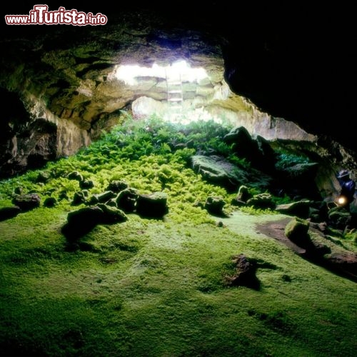 Caverne Lava Tube, presso il Lava Beds National Monument  di Tulelake, California - Più di 30.000 anni fa il vulcano di Medicine Lake, eruttò grandi quantità di lava, di tipo basaltico. Le lave molto calde crearono vari tunnel di lava (Lava Tubes): sono tipici delle lave molto calde: esternamente la lava si raffredda e consolida, dentro invece rimane calda e fluida. Quando l'eruzione termina, la lava all'interno,essendo ancora fluida, continua a scorrere al centro, suotando il condotto, e lasciando alla fine un tunnel vuoto, con le pareti di lava consolidata. Il Monumento Nazionale dei Tunnel di Lava offre 22 grotte visitabili, di cui una illuminata artificialmente, le altre da scoprire in modo più selvaggio, vestendosi adeguatamente, e portando con voi una torcia.