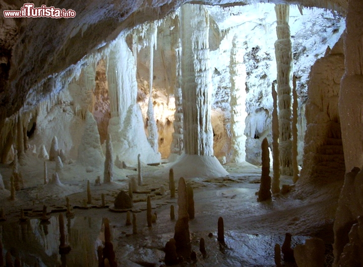Grotte Frasassi, italia - Sono il gioiello ipogeo  italiano, e sicuramente tra i complessi sotterranei più importanti e spettacolari del mondo. Scoperte da più di 50 anni (correva il 1971) queste grotte sono un ottimo esempio di gestione di un ambiente sotterraneo. Nonostante il grande afflusso di pubblico, le visite ben regolate ed un sistema di porte di sezionamento, e di refrigerazione, hanno contribuito a mantenere l'ambiente  come fu trovato durante la prima avventurosa visita. Qui le concrezioni calcaree, le stalattiti le stalagmiti e le colonne (unione di una stalattite e una stalagmite) sono di una purezza straordinaria, e vengono illuminate in modo scenografico. Da non perdere la Grande grotta del Vento, così ampia da poter contenere il duomo di Milano, la sala Bianca e la sala delle Candeline, per un complesso sotterraneo che attualmente raggiunge i 13 km, ma ci sono ancora zone inesplorate.
