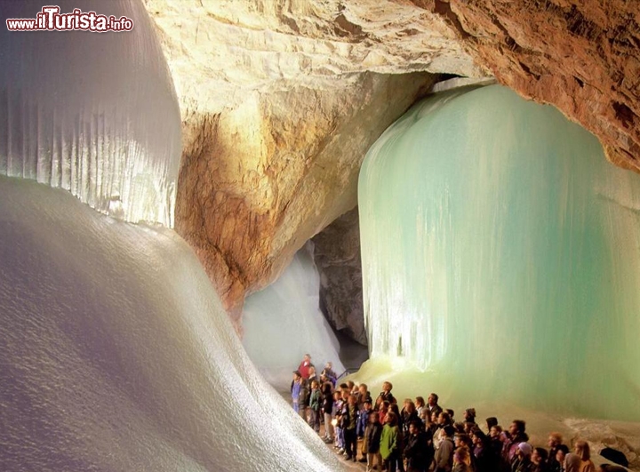 Eisriesenwelt Ice Cave, Austria - Chi teme il freddo dovrebbe tenersi alla larga dalla Eisriesewelt Cave austriaca, situata nei pressi di Werfen. Tuttavia sarebbe un peccato, perché questo regno dei ghiacci è una vera meraviglia: coi suoi 42 km è una delle grotte più lunghe del mondo, formata dall’erosione del fiume Salzach all’interno della montagna, ma la vera particolarità sono i cristalli ghiacciati che pendono dal soffitto, colano lungo le pareti e formano gigantesche sculture. Questi gioielli candidi o azzurrati si sono formati nei secoli grazie alle infiltrazioni di neve e di acqua all’interno della grotta, poi congelatesi nei periodi più freddi. Caldo, comunque, non è mai: la temperatura è spesso al di sotto dello zero, e per questo la Eisriesewelt Cave è aperta al pubblico solamente tra maggio e ottobre. Foto cortesia: www.see-theworld.org