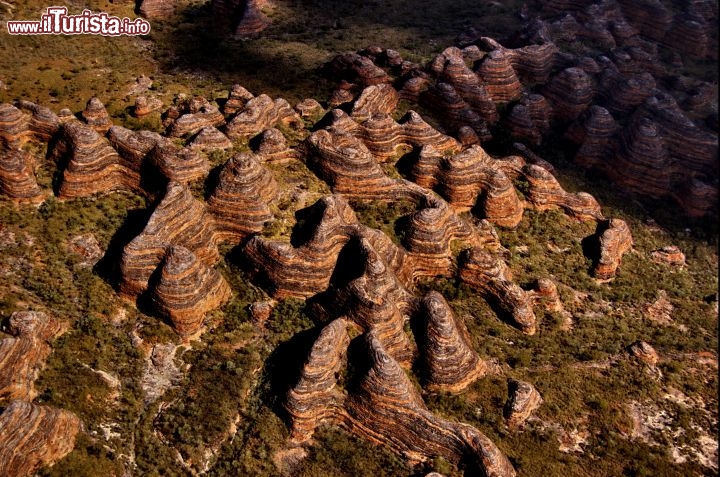 Australia il Parco Nazionale Purnululu. I Bungle Bungle danno il meglio di loro se visti dall'alto. Solo da questa prospettiva si coglie la belleza di queste montagne che si estendono a pardita d'occhi sotto di voi.