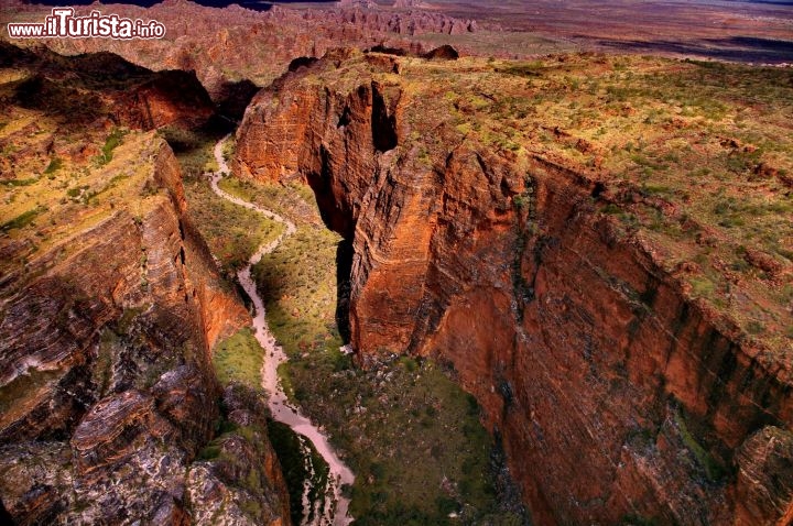 Australia: volo a bassa quota sui Bungle Bungles. Il percorso del Piccaninny Creek si insinua dentro i Bungle Bungles formando una valle che viene chiamata The Fingers