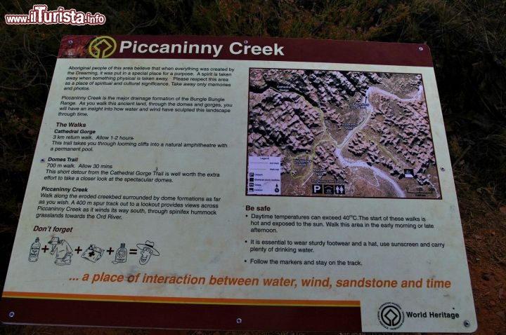 Cartello parco Purnululu a Piccaninny Creek. Il percorso del torrente Piccaninny può risultare molto faticoso per le elevate temperature. A detta degli esperti è emozionante nelle notti di luna piena, quando i domi dei Bungle Bungle vengono illuminati in modo poetico. E' richiesto un permesso per fare la passeggiata notturna, durante la quale è facile vedere animali come i wallaby, dei piccoli canguri.