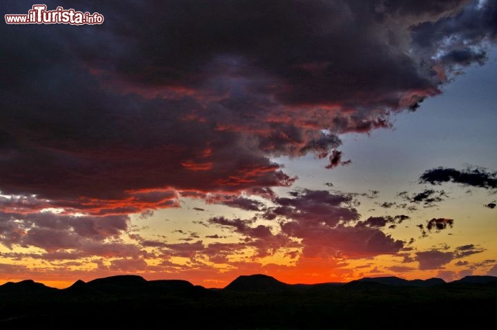 Colori del tramonto Bungle Bungle Australia. Il sole è tramontatato dietro le montagne del Kimberley e ragala attimi struggenti. Ricordiamo che guidare dopo il tramonto, specie in Western Australia, richiede parecchia prudenza per via degli animali che si muovono lungo le strade.