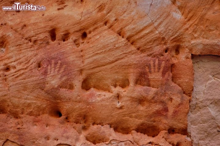 Disegni aborigeni lungo il sentiero che conduce a Cathedral Gorge. La tecnica di disegnare il profilo delle proprie mani è comune a molte antiche civiltà, e si possono trovare in vari continenti del mondo. Anche la tecnica dovrebbe essere stata quella di soffiare, attraverso ossa cave, il pigmento sulla mano aperta sulla roccia, in modo da lasciare l'impronta.