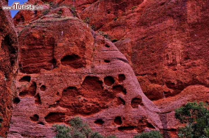 Erosioni eoliche sulle rocce Bungle Bungle. Anche il vento contribuisce a modellare le montagne del Punrululu National Parck, in particolare le foto rivelano delle cavità circolari: vengono chimate con il nome di "tafoni"