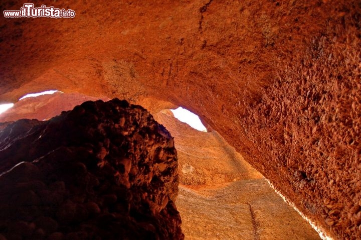 Geometrie dentro Echidna Chasm. L'azione dell'acqua ha scavato questa profonda fenditura. Nel Kimberley non mancano le piogge: il monsone umido colpisce la regione durante il nostro inverno, con ingenti precipitazioni  e violenti temporali.