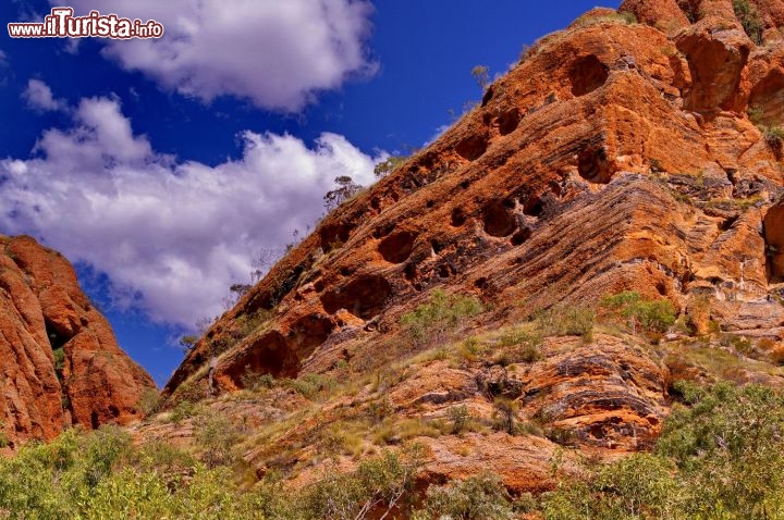 I tafoni le erosioni di Bungle Bungle. Viste da vicino le arenarie mostrano il segno del tempo. I mulinelli del vento creano queste erosioni a forma di grotta. In alcune si possono trovare dipinti che segnalano il passaggio di antiche popolazioni aborigene.