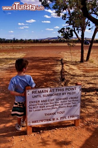 In attesa del volo panoramico sui Bungle Bungle. Per i bambini le compagnie a eree che operano sul campo volo di purnululu applicano sconti ed offerte per le famiglie più numerose.