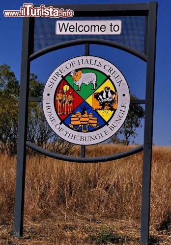 Lungo la strada sterrata che conduce al Parco Nazionale Purnululu .Il percorso con il fuoristrada è piuttosto faticoso, 80 km con numerosi guadi, facili durante la stagione secca, mentre durante le piogge da novembre a maggio la strada può risultare piuttosto complicata da percorrere