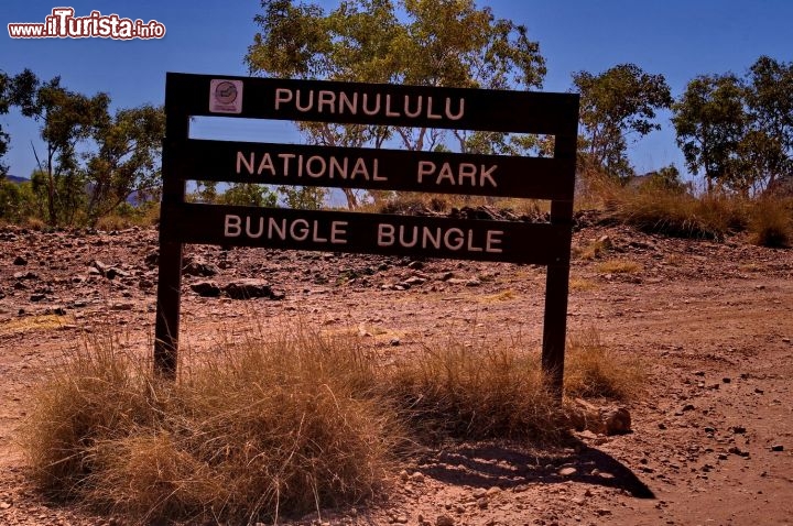 Ingresso al Parco Nazionale di Purnululu. Dopo oltre tre ore di sterrato, che possono diventare anche 4 o 5 in caso di strade allegate dalle piogge, il cartello accoglie i visitari tra le prime asperità del Bungle Bungle Range. Arrivare nel parco è sempre un emozione forte, soprattutto dopo avere guidato lungo un percorso faticoso tra la terra rossa di Australia