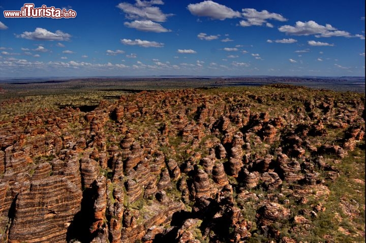 Kimberley in volo sui Bungle Bungle a Purnululu. Ci sono voli in aereo, e in elicottero. In aereo si risparmia qualcosa, ma la soluzione migliore è quella di un piccolo elicottero. Tra l'altro se volate su di un piccolo elicottero sarete senza porte esterne, e se volete fotografare questa è la soluzione migliore!