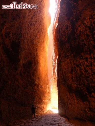 L'impressionante Echidna Chasm, una gola verticale in Australia. Per chi visita le gole è bene ricordare che i renger sconsigliano di restare fermi in un punto, le gole al variare dell'ora del giorno e dell'inclinazione dei raggi solari possono scaricade dei ciottoli e dei sassi che considerate le altezze possono diventare dei proiettili. Muovendosi diminuiscono le probabilità di essere toccati.