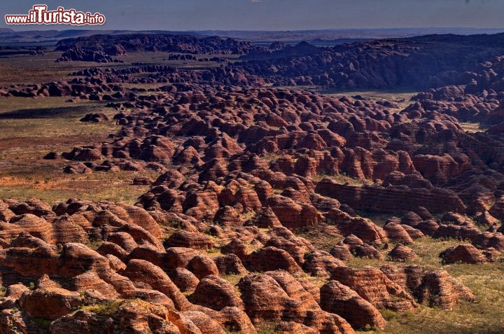La distesa dei Bungle Bungles dall'alto. Con l'elicottero si riesce ad avere un colpo d'occhio unico di queste strane montagne. Con il trekking, restando nei percorsi stabiliti, si possono vivere fantastiche passeggiate tra le distese di coni di roccia.