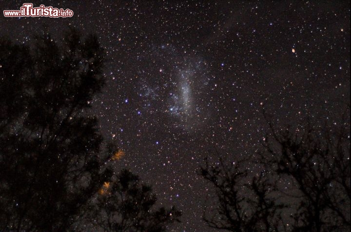 Grande nube di Magellano fotografata dal Purnululu National Park. Di notte la posizione remota dei Bungle Bungle consente di ammirare cieli tra i più bui della terra. Ecco la galassia satellite della Via Lattea, ripresa con appena 30 secondi di posa dal campeggio.
