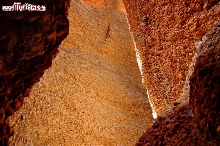 Le arenarie e i conglomerati di Echidna Chasm. Una foto in dettaglio della matrice delle rocce, costituita da granuli di sabbia e ciottoli, fino alla dimensione della ghiaia