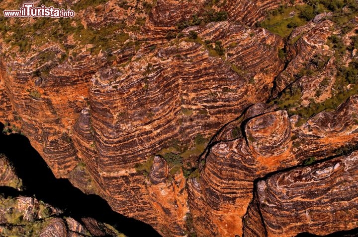 Le curiose stratificazioni dei Bungle Bungle Australia. Le arenarie di Purnululu sono uniche al mondo, la presenza di batteri sugli strati (cianobatteri) fornisce la tipica colorazione scura degli strati, la loro assenza invece lascia l'originale colorazione arancione, data dalla presenza di ferro ossidato.