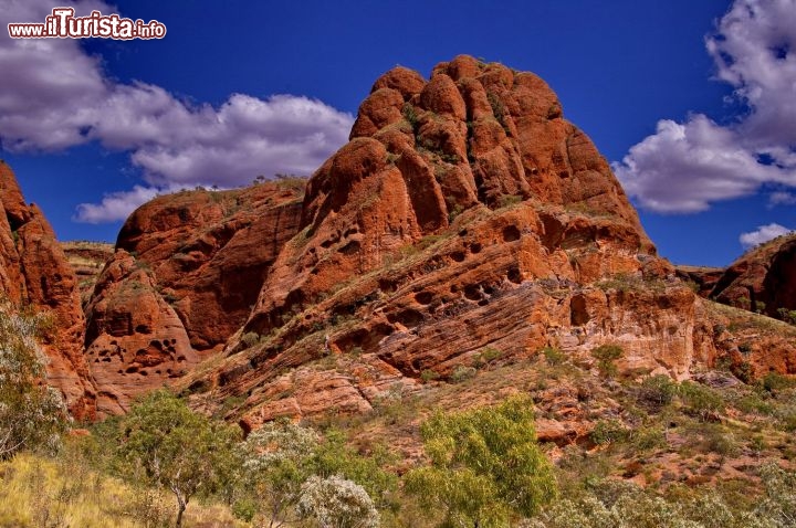 Osmand Lookout, le montagne di Purnululu.  Si trova a fianco dell'ingresso di Echidna Chasm. In queste immagini le rocce appaiono con tutto il loro carico di storia. Risalgono all'era Paleozoica e cioè hanno oltre 350 milioni di anni, anche se la loro erosione è inizata circa 20 milioni di anni fa. Si notano delle cavità di origine eolica.