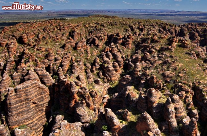 Le rocce stratificate dei Bungle-Bungles. Le arenarie si formano in ambienti marini o fluviali a moderata energia. Le sabbie così antiche presentano una colorazione rosso-arancione, mentre appaiono più scure, se non nere, quando vengono ricoprte da colonie di cianobatteri.