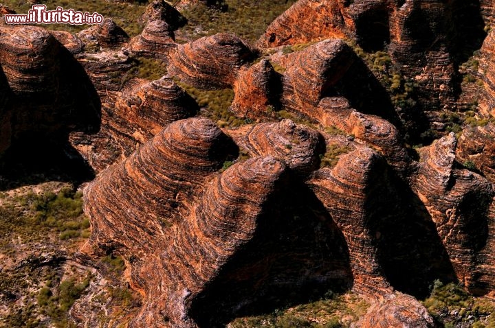 Licheni neri e arenarie rosse gli strati dei Bungle Bungle. I licheni non sono altro che colonie di cianobatteri che si insediano sui livelli di arenaria meno ricchi di ossidi di ferro. L'azione di acqua e vento hanno eroso le rocce dando queste particolari forme a cono