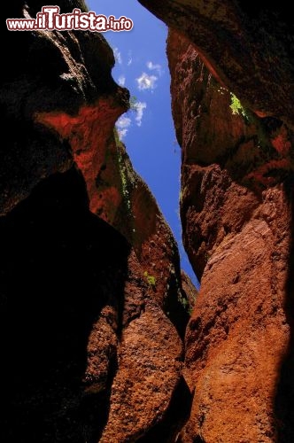 Luci e ombre dentro Echidna Chasm purnululu. I raggi del sole riescono a raggiungere il fondo della gola solamente per pochi minuti al giorno