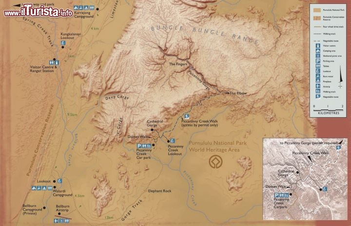Mappa sud Parco Nazionale Purnululu. Nella zona meridionale del parco troviamo luoghi di grande suggestione scenografica, come il Piccaninni Creek, il torrente più importante del Bungle-Bungle Range, i domi conici chiamati Beehive, e cioè alveari e la Cathedral Gorge. A sud si trova anche il campo di volo, da dove partire per un entusiasmente giro panoramico in elicottero.