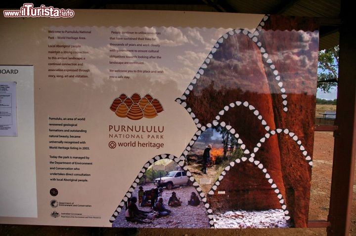 Purnululu Australia Patrimonio Unesco. il pannello informativo del centro visitatori (Visitor Center)