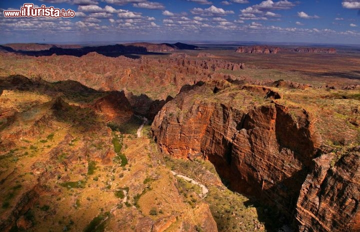 Sorvolo canyon Purnululu National Park. Il paesaggio di questa parte di Kimberly è unico, ma la dove non si vedono i coni dei Bungle Bungle, le vallate ricordano a tratti certi paesaggi del sud-ovest degli Stati Uniti