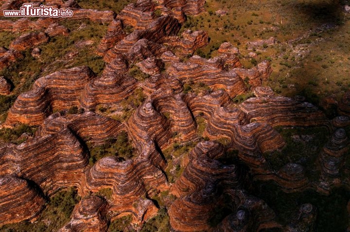 Strati colorati di rocce Bungle Bungles Western Australia. Il clima del Kimberly tende ad erodere le rocce, donando a loro delle forme bizzarre. Le rocce sono molto delicate ed è vietato scalarle.