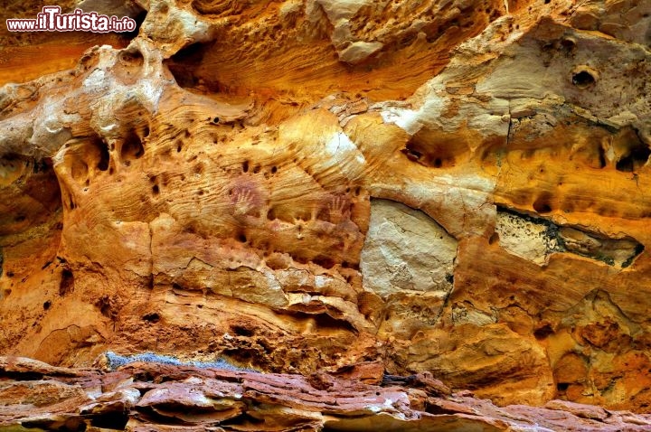 Tracce aborigene sulle rocce di Purnululu. Lungo il percorso che conduce a Cathedral Gorge si incontrano disegni e graffiti lasciati dagli aborigeni del Kimberley. Bisogna guardare nelle rientranze delle rocce, che fanno da ombrello alle piogge ed impediscono il dilavamento delle rocce.