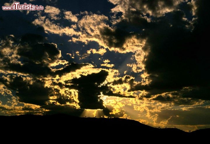 Purnululu, Australia al tramonto. Il cielo denso di nuvole cumuliformi si colora d'oro poco prima della calata del sole