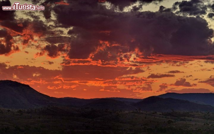 Tramonto infuocato Purnululu Kimberley Australia. I cieli tropicali regalano brevi, ma intensi e spettacolari tramonti. I colori tendono ad accentuarsi nella wet season, quando aumenta il contenuto di umidità nell'atmosfera.