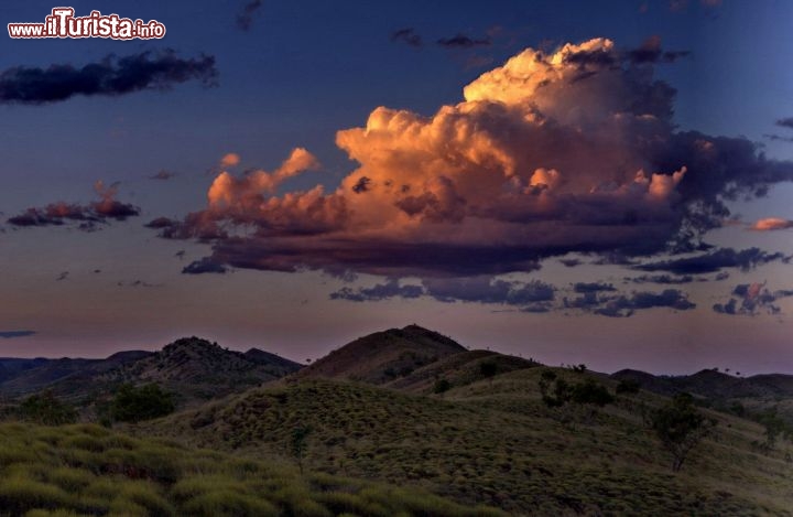 Tramonto sulle montagne di Purnululu National Park. Travandoci ben oltre il Tropico del Capricorno, il sole tramonte poco dopo alle 18. la luce radente colora il cielo in modo molto romantico.