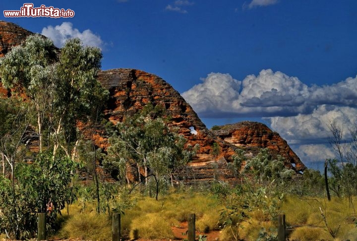 Una finestra tra le rocce dei Bungle Bungle Australia. Le rocce "Beehive" del Purnulu National Park sono piuttosto fragili, in questa immagine si vede una finestra sul lato esterno di una cupola di arenaria, segno che le rocce si sono sgretolate causa la presenza di fratture.