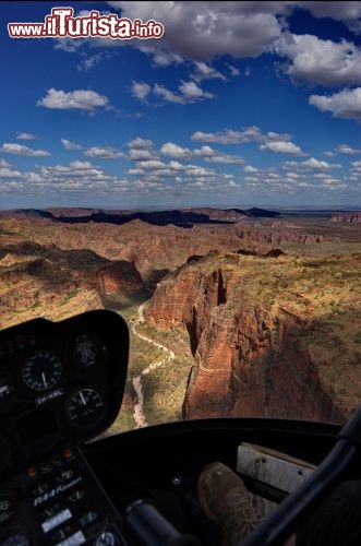 Una gola dentro il Purnululu National Park. Le erosioni ed in canyon più spettacolari si sono impostate su delle zone di debolezza delle rocce, dove erano presenti fratture, chiamate joints dai geologi. Cathedral Gorge è una di queste.