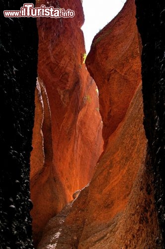 Western Australia Echidna Chasm. Nel punto più elevato le pareti di arenarie imcombono per 200 m. Non è solo l'azione delle acque ad averle formate: erano presenti delle fratture nelle rocce (joints) che hanno favorito l'erosione da parte degli agenti atmosferici.